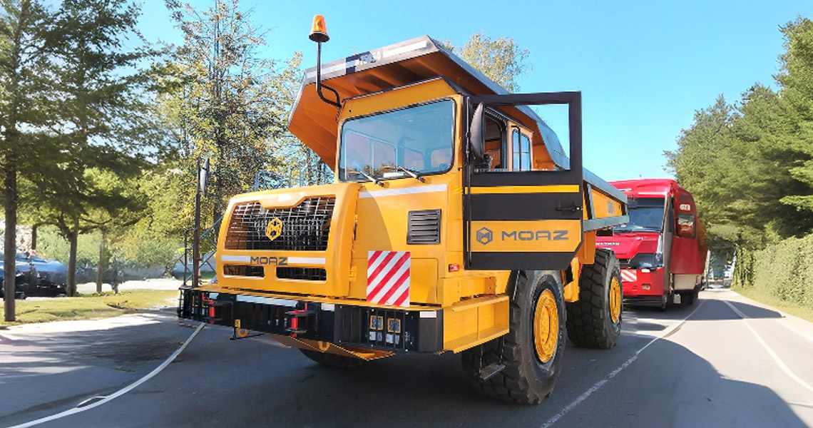 МОАЗ поставил два самосвала-землевоза заказчику